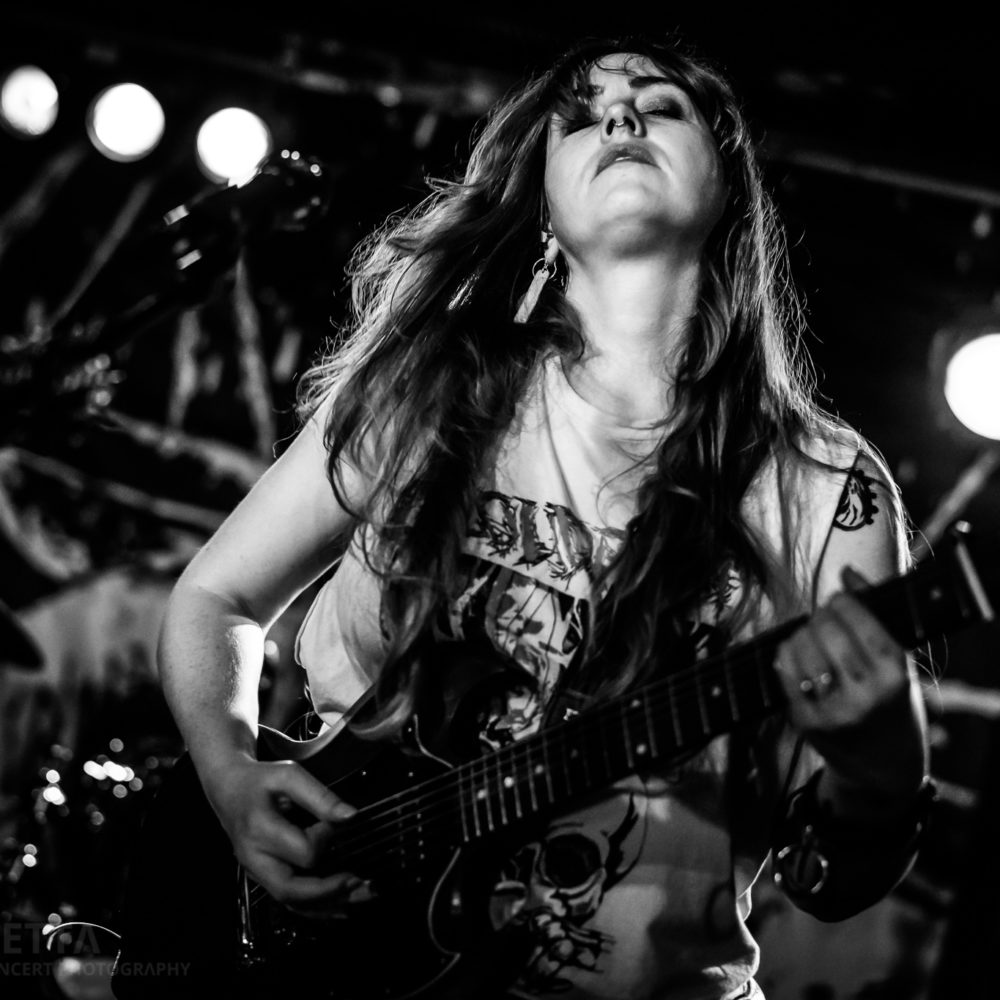Emma Ruth Rundle im Nachtleben Frankfurt.